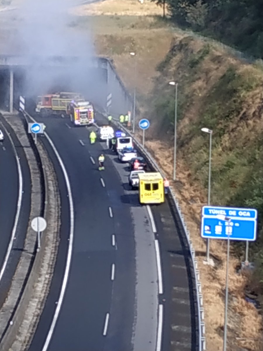 maicalarriba's tweet image. En el túnel de Oca en la #AP53 hemos comprobado hoy la coordinación de los equipos de emergencia ante un accidente de tráfico con incendio. Gracias a @fomentogob @guardiacivil y Acega por su trabajo.
