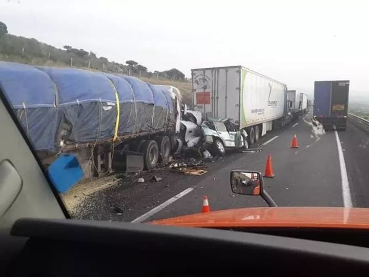 CI_CDMX's tweet photo. #Entérate #EstaMañana un #FuerteAccidente donde se ven involucrados varios #Vehículos y #Tráileres

Esto ocurrió sobre #Carretera #ArcoNorte a la altura del #Km58 con dirección a @AlcaldiaPachuca

Servicios de Emergencia para los apoyos correspondientes

@ciemergencias https://t.co/n8tFII59rJ