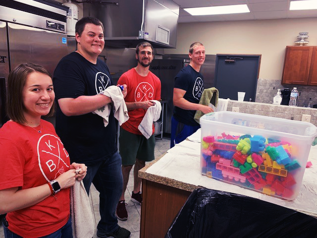 ForvisMazarsUS's tweet photo. Our #BKDSLP participants took the time to to clean and organize one of the @SalvationArmyUS distribution centers to help them serve #Wichita community members. #BKDGivesBack is more than a hashtag, it's a way of being. https://t.co/GV0LvZwriH