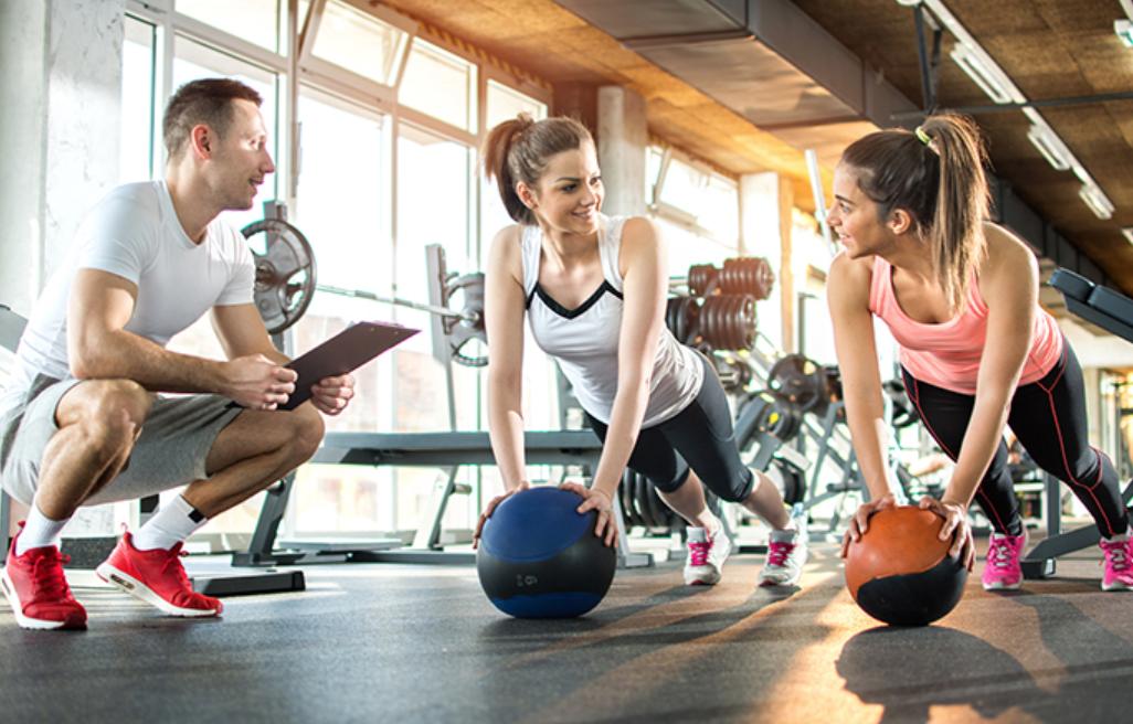 Спортивная тренировка что это. Функциональный тренинг. Групповые тренировки фитнес. Групповые занятия. Групповые занятия лес миллс это.