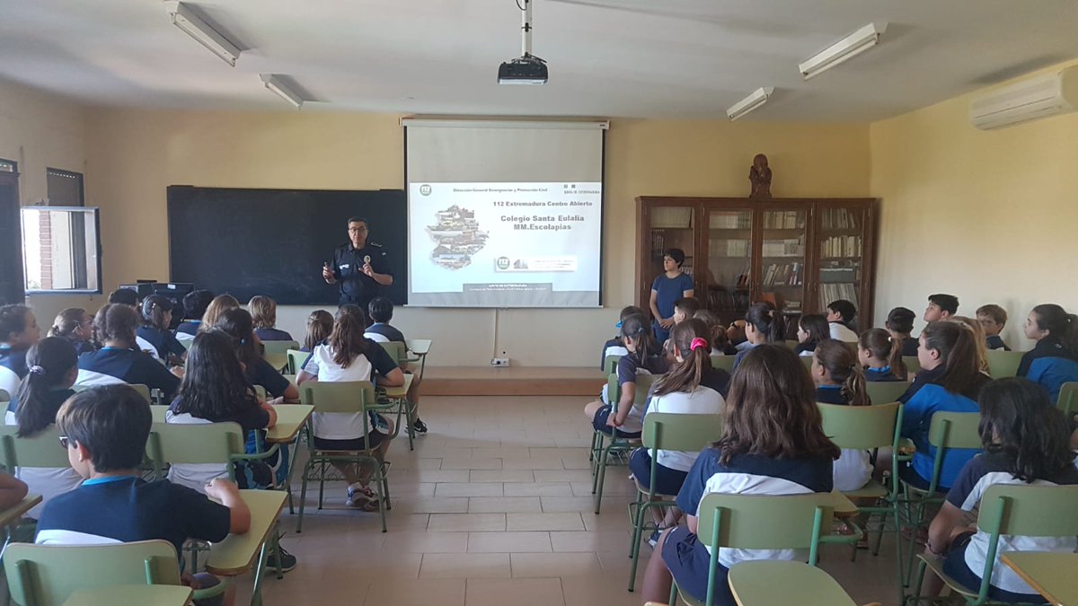 JuntaEx112's tweet photo. #Actividad_112 Charla sobre @JuntaEx112, taller de primeros auxilios y exposición de medios con @CruzRojaEX #Asamblea_Merida en el Colegio @EscolapiaMerida #Merida https://t.co/IObGLmVEk1