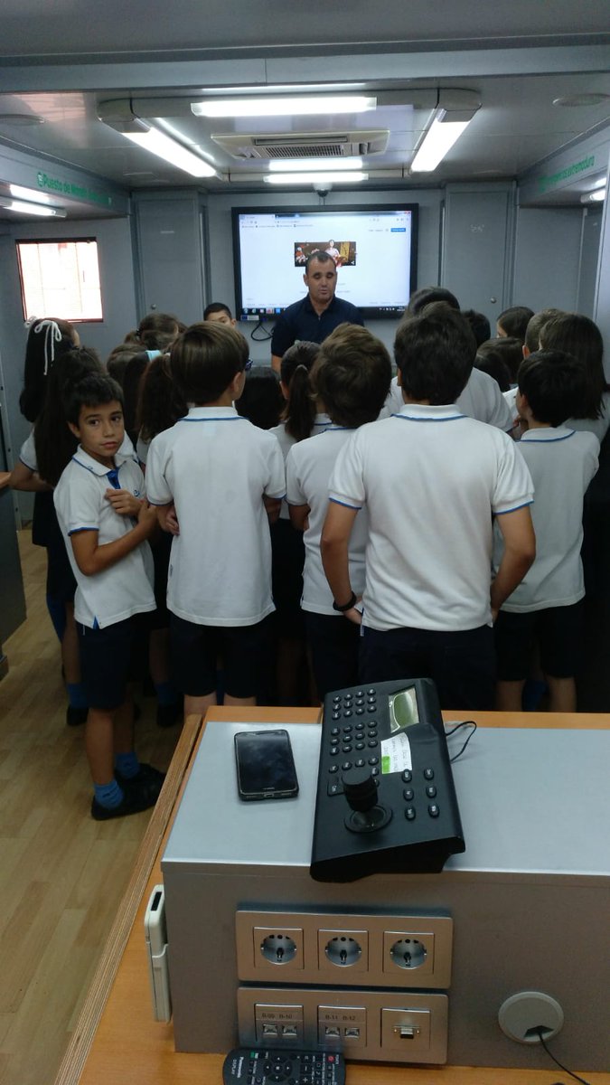 JuntaEx112's tweet photo. #Actividad_112 Charla sobre @JuntaEx112, taller de primeros auxilios y exposición de medios con @CruzRojaEX #Asamblea_Merida en el Colegio @EscolapiaMerida #Merida https://t.co/IObGLmVEk1