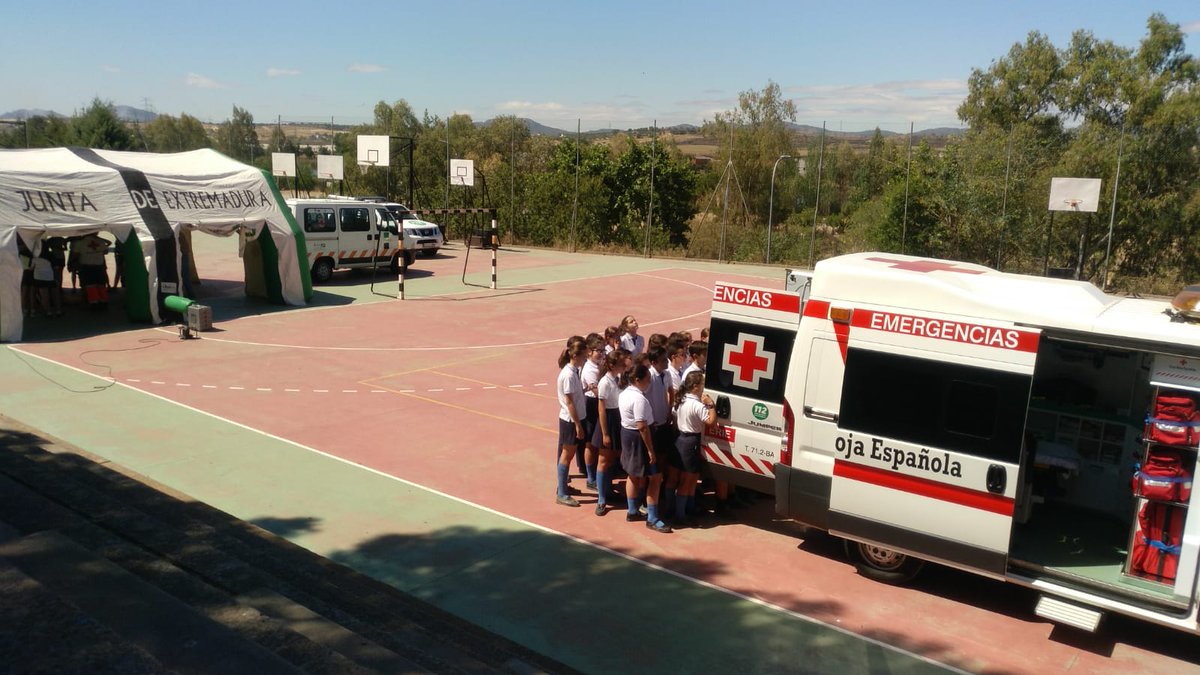JuntaEx112's tweet photo. #Actividad_112 Charla sobre @JuntaEx112, taller de primeros auxilios y exposición de medios con @CruzRojaEX #Asamblea_Merida en el Colegio @EscolapiaMerida #Merida https://t.co/IObGLmVEk1
