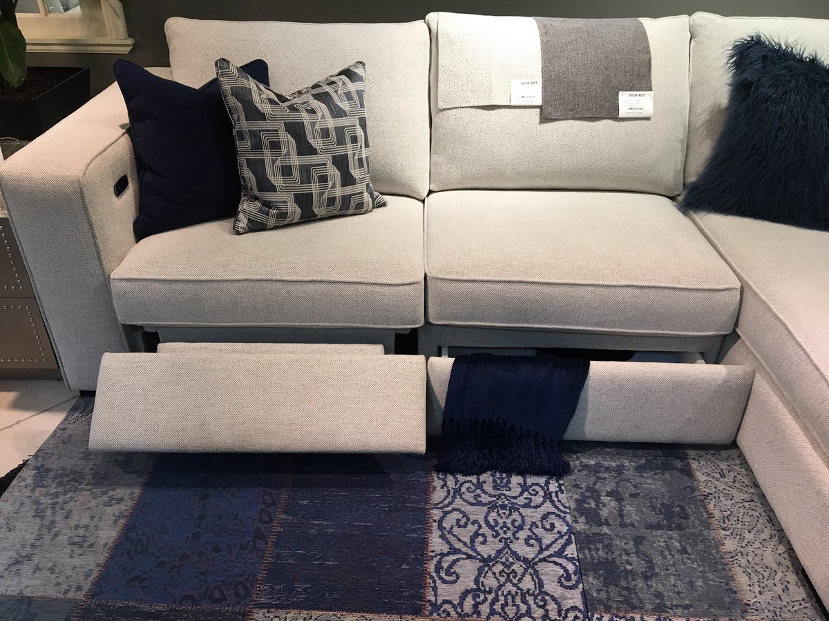 Stylish AND functional @decorrest #sofa #sectional #furniture #storagefurniture #motionfurniture #interiordecorating #angeladipadovainteriors #torontointeriordecorator