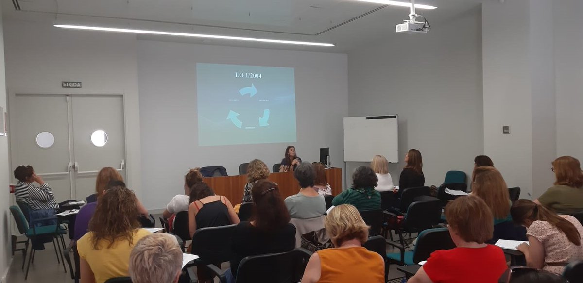 Los profesionales de <a href="/GVAClinic/">Hospital Clínic de València</a>, <a href="/GVAsagunt/">DS Sagunt</a>, <a href="/GVAdsarnau/">DS Arnau-Lliria</a>, <a href="/HospitalLaFe/">HospitalLaFe</a> y <a href="/GVADrPeset/">DS Doctor Peset</a> 
continúan su formación de formadores en prevención y atención sanitaria de la violencia de género. 
3ª sesión: recursos legales.