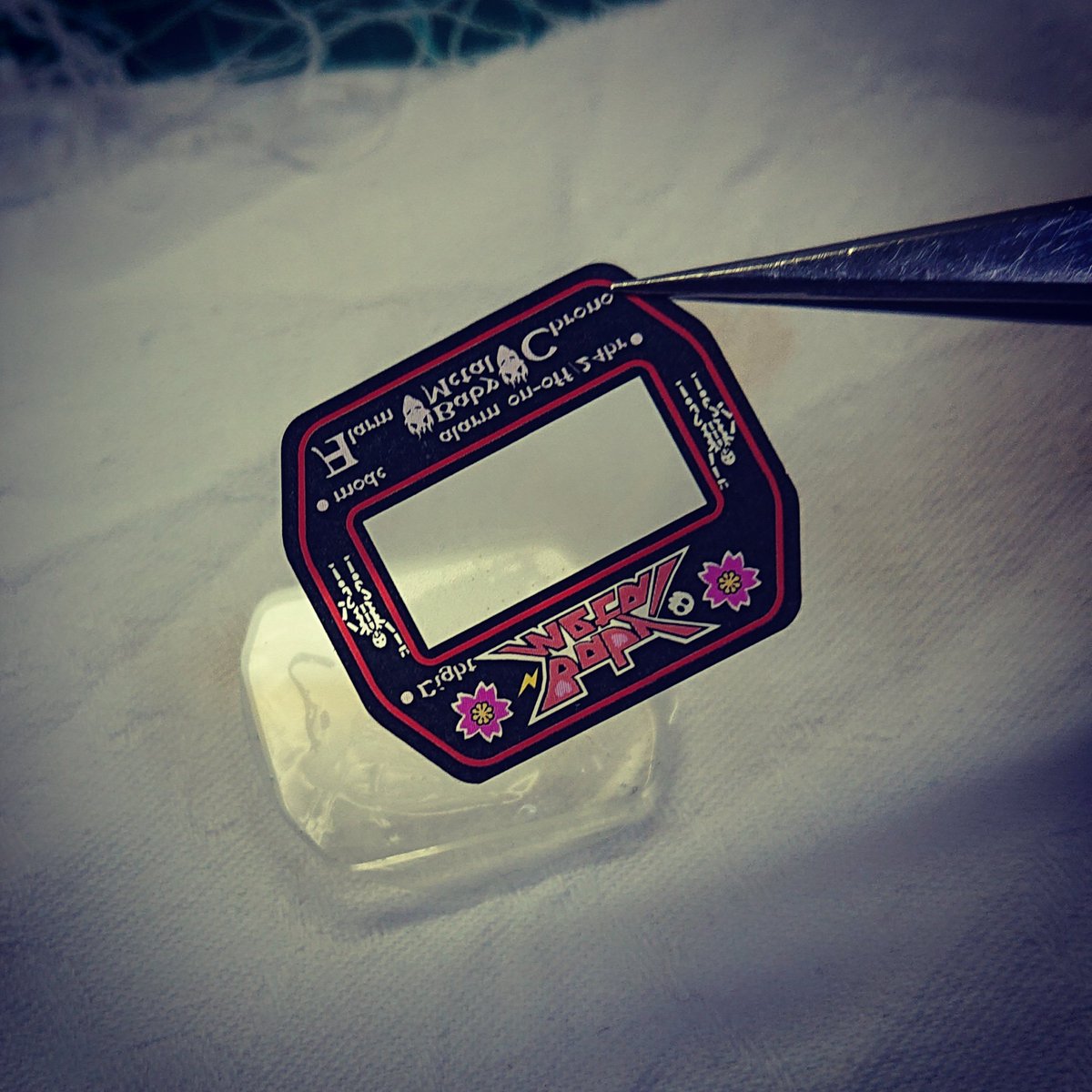 Canta 残ったカスをとりのぞく パーツクリーナーとかでふやかすと取りやすい ステッカー剥がし剤とかでもいいかも 剥がし た盤面は裏から塗装してあるのでコレをパーツクリーナーで消していく 透明シートにデザインを反転して盤面の裏に貼る 貼ったら白