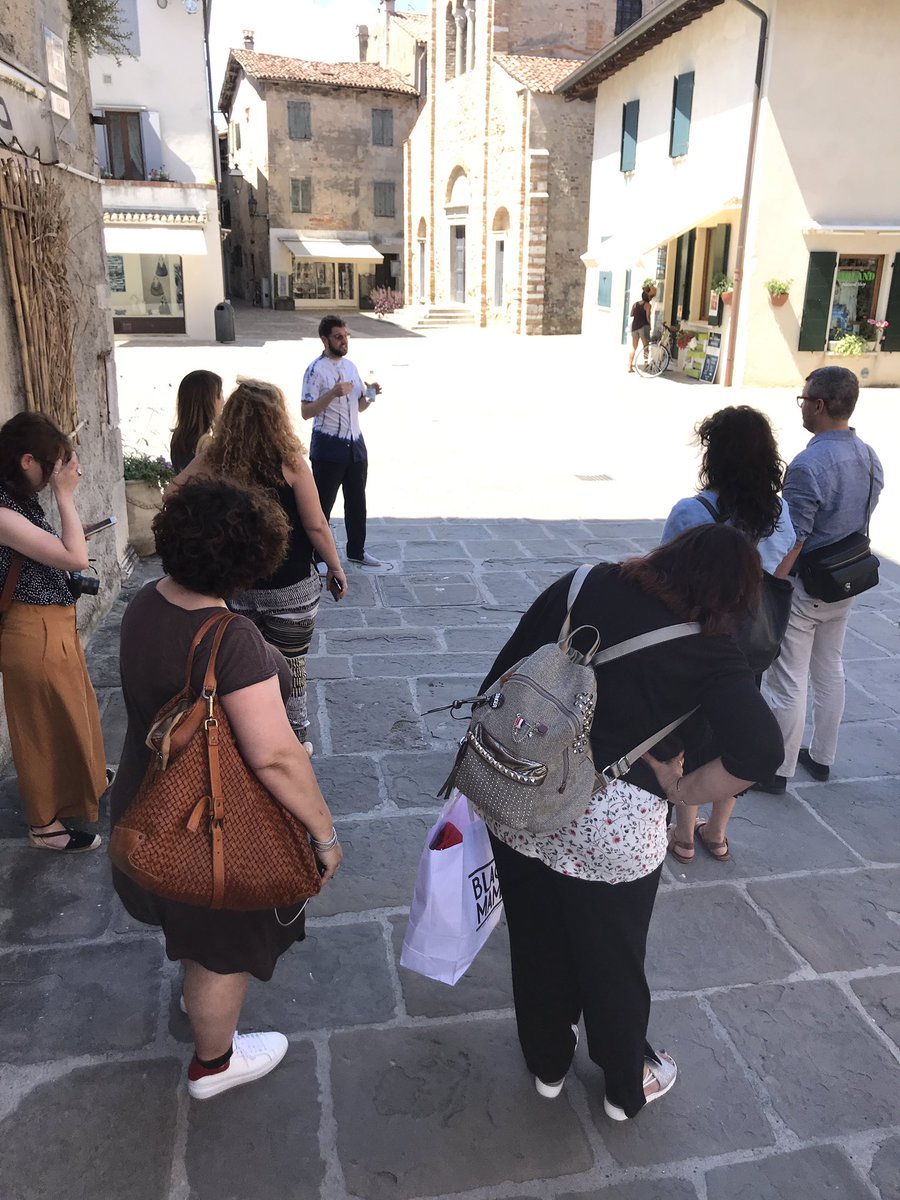 Grazie alla guida di un volontario del #FaiGiovani di #Gorizia il #PaSocial a #grado prosegue con la scoperta #live di alcuni tesori dell’#isola d’oro... #turismo #cultura