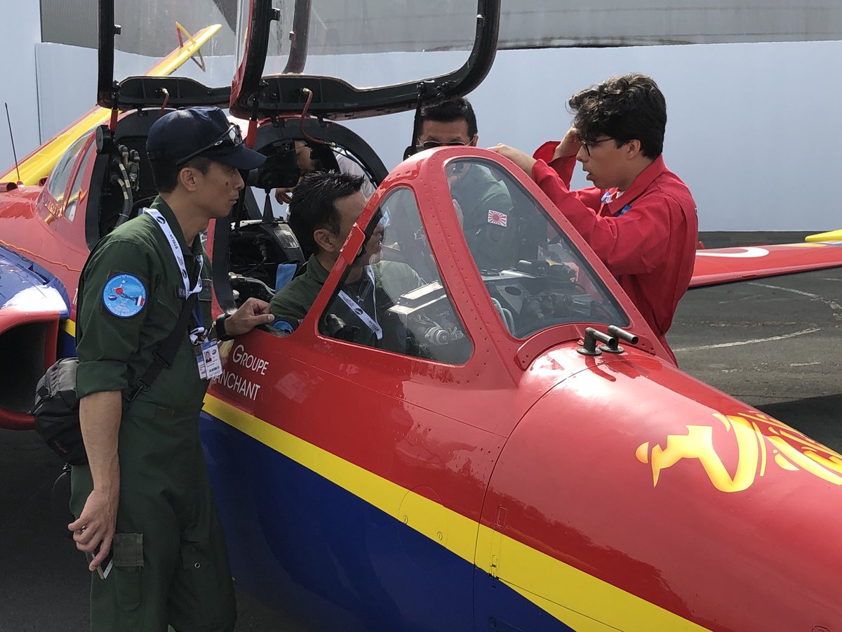 Berrezai's tweet photo. Basée près de #Rennes en #Bretagne la patrouille Tranchant #YankeeDelta se produit en vol lors du @SalonduBourget avec ses Fouga Magister. Elle attire aussi les regards au sol, comme ici avec des pilotes japonais #PAS19 #ParisAirShow #SIAE2019 https://t.co/thbs6FDyv4