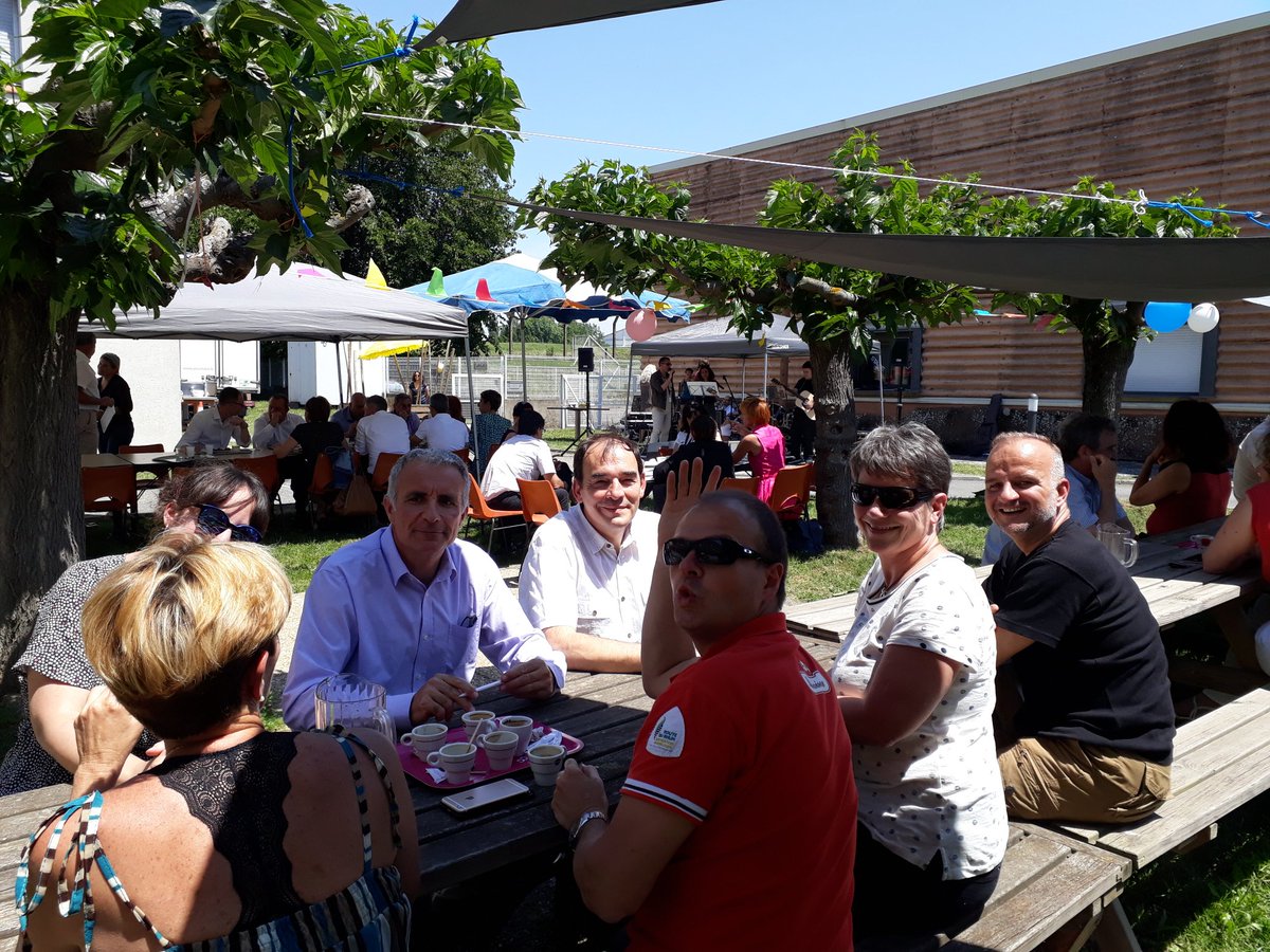 ValerieGuittard's tweet photo. Ma #RaisondEtre à la Comm chez @orange c'est d'oeuvrer au quotidien autour d'événements conviviaux et fédérateurs pour et avec les salariés @OrangeOccitanie !! 🎉🎊
Comme en ce jour de #FeteDeLaMusique 🎶🎼🎤 à #Toulouse
#ILoveMyJob 💕
#UIOC https://t.co/4JumKU3Hw3