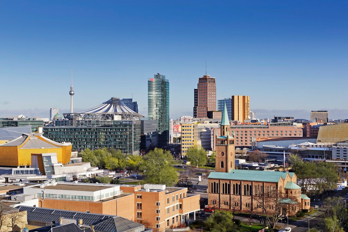 BerlinPartner's tweet image. Thank you @SiteSelection Magazine for awarding Berlin Partner the best local investment promotion agency in Western Europe 2019:  siteselection.com/issues/2019/ma… We're honored and will keep up the good work! #cityofgrowth #investments