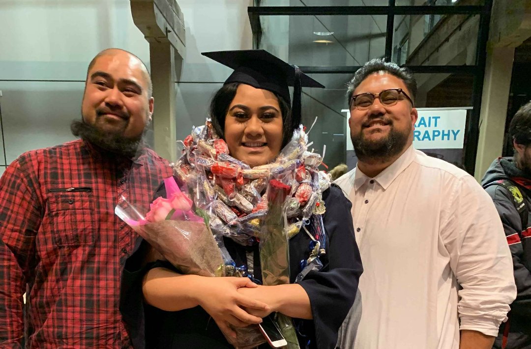 freddy_time's tweet image. S/O to the babys of the fam graduating on the same day. Honourable mention to cuzzies that came through. Yellow card to the oldbloke for not calling in sick 😂. Too gangsta 😙😙 #DeakinGrad