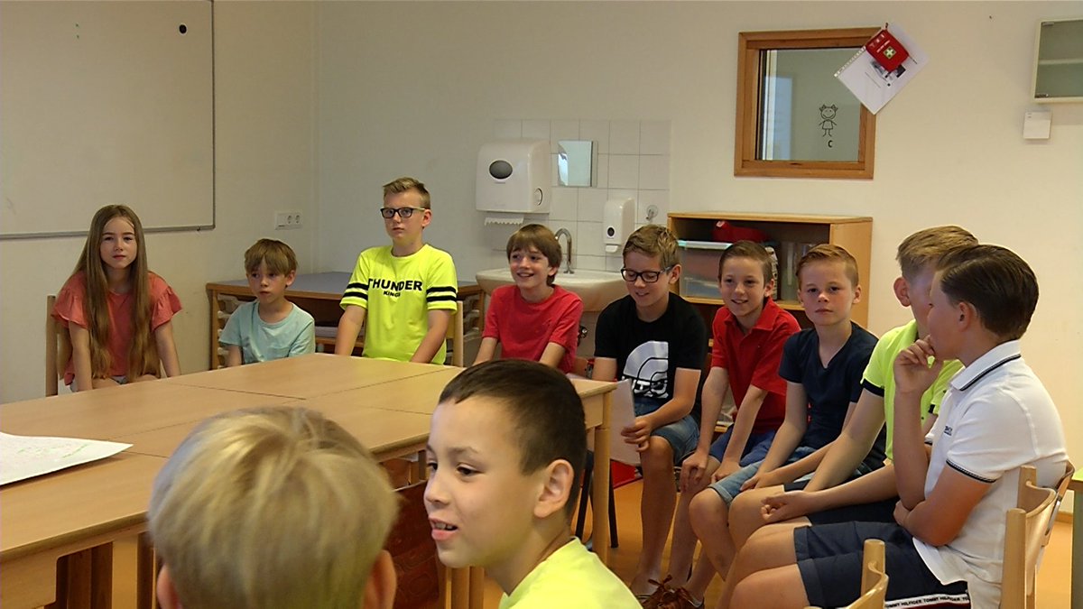 Hoogbegaafde kinderen van basisschool De Fonkeling in Berghem gingen dinsdagochtend naar het hoofdkantoor van Regiobank in Utrecht. Daar presenteerden zij een plan om meer jeugd te bereiken. dtvnieuws.nl/nieuws/artikel…