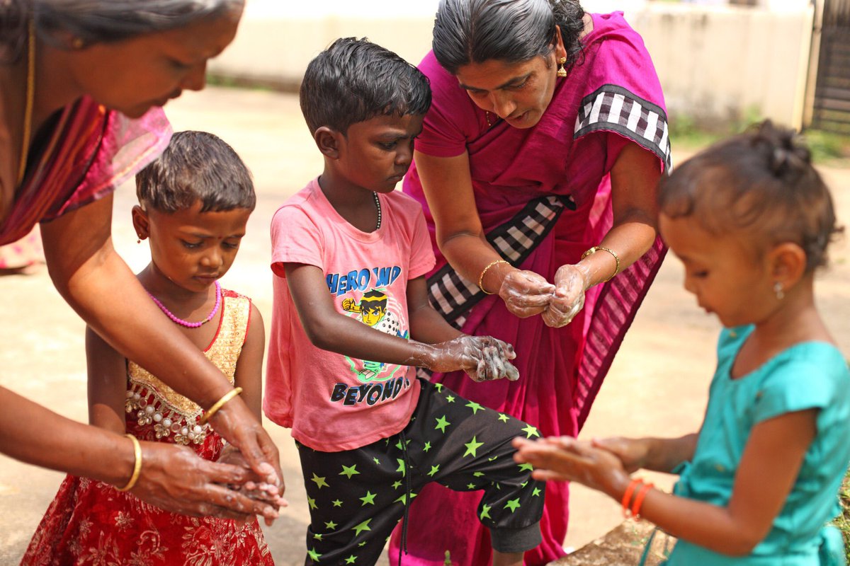 3 billion people lack basic handwashing facilities with 🧼 and 🚿 at home in 2017 👉 bit.ly/2KXmT6r

📷 <a href="/UNICEF/">UNICEF</a>