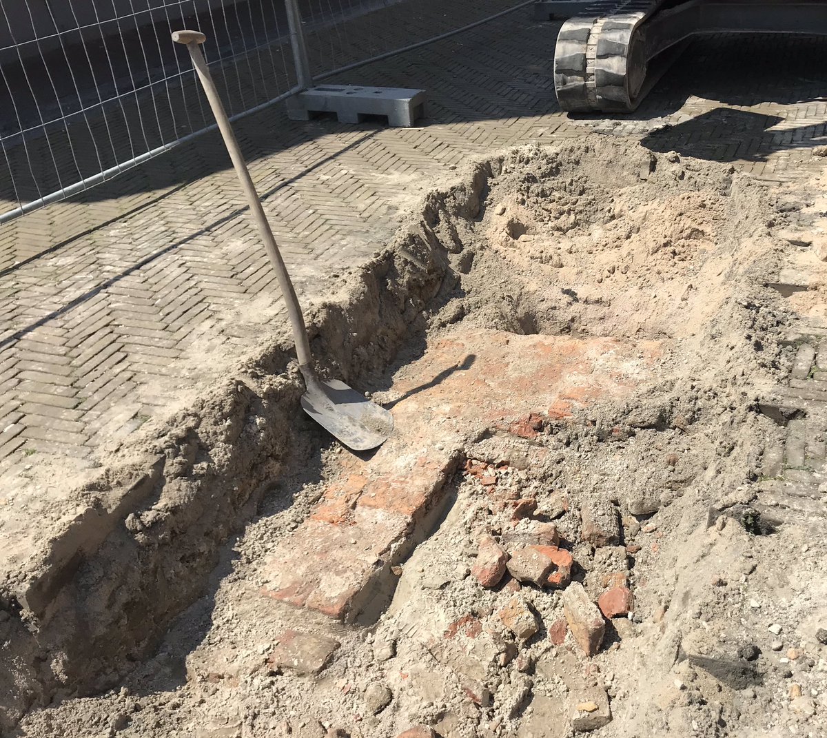 Ditte01's tweet image. #archeologischevondst in #delft! Een muur van #hethuismechelen gebouwd begin 17e eeuw. #DelftendeGoudenEeuw
