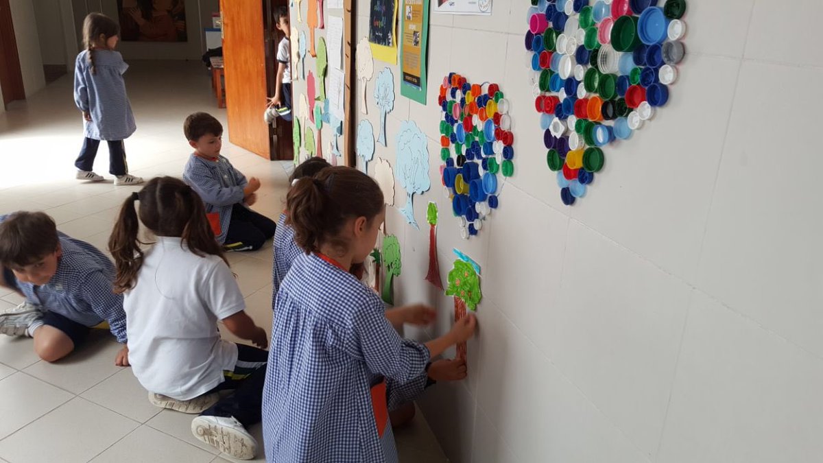 buenconsejoll's tweet photo. Tercero y segundo de infantil participa colocando árboles en el proyecto en el que nos hemos implicado durante todo el curso https://t.co/y141Cwxktq