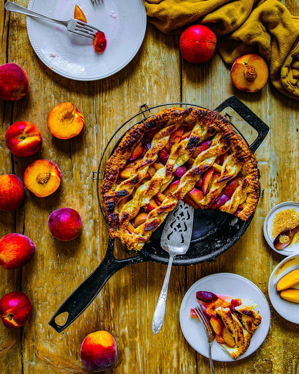 Summer time is on the horizon. Can't you smell the homemade peach pie, fresh from the oven? Have a sweet day, #stargazernation! 🍑🥧🍳
#abetterskillet
#stargazercastiron 
#peachpie
#castiron 
#castironcooking
#foodporn