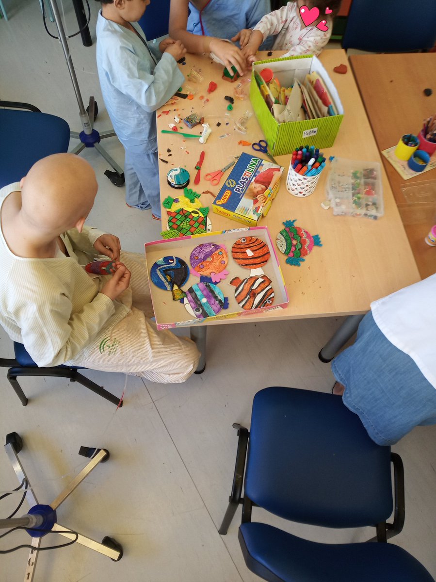 db_paco's tweet photo. En la Escuela del @HospitalUVRocio @pediatriaHUVR hoy hemos destapado la CAJA DEL VERANO 💐😋🏊☀️🌈🐬🦀🍉🍒🍓 https://t.co/0g0Ilcg3MY