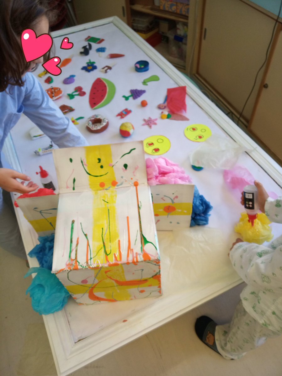 db_paco's tweet photo. En la Escuela del @HospitalUVRocio @pediatriaHUVR hoy hemos destapado la CAJA DEL VERANO 💐😋🏊☀️🌈🐬🦀🍉🍒🍓 https://t.co/0g0Ilcg3MY