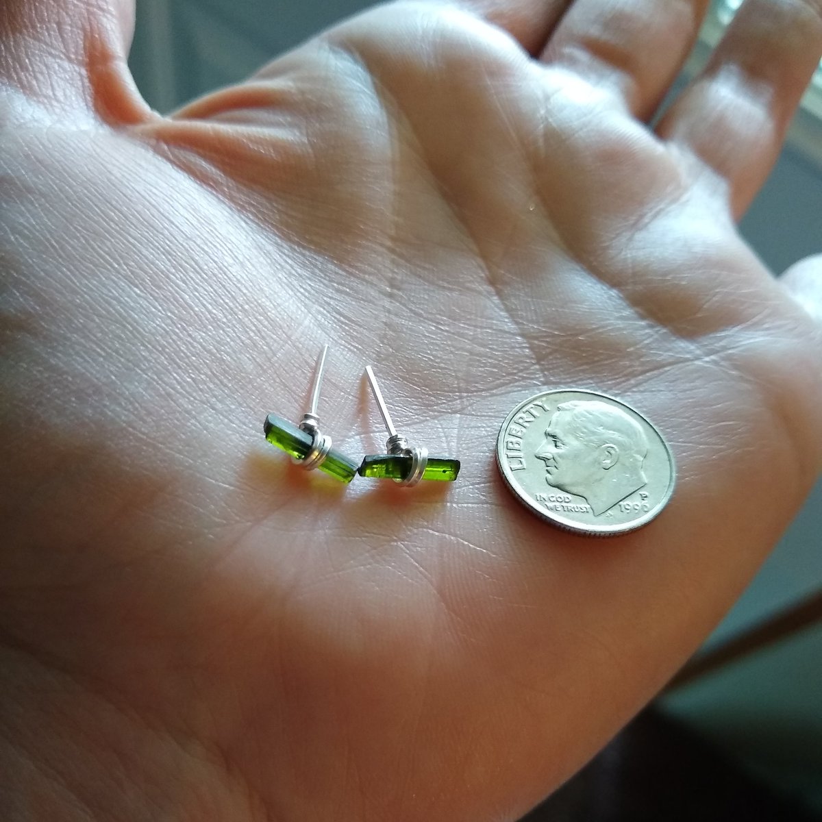 starzshine187's tweet photo. Minimalist Sterling Silver Tourmaline earrings are available for under $25 shipped 
https://t.co/b8mMVEG4Ml
#EtsySocial #epiconetsy #TuesdayMotivation #MorningJoe #deadandcompany #jewelrydesign #fashion #minimalism https://t.co/rtW6SrWCva