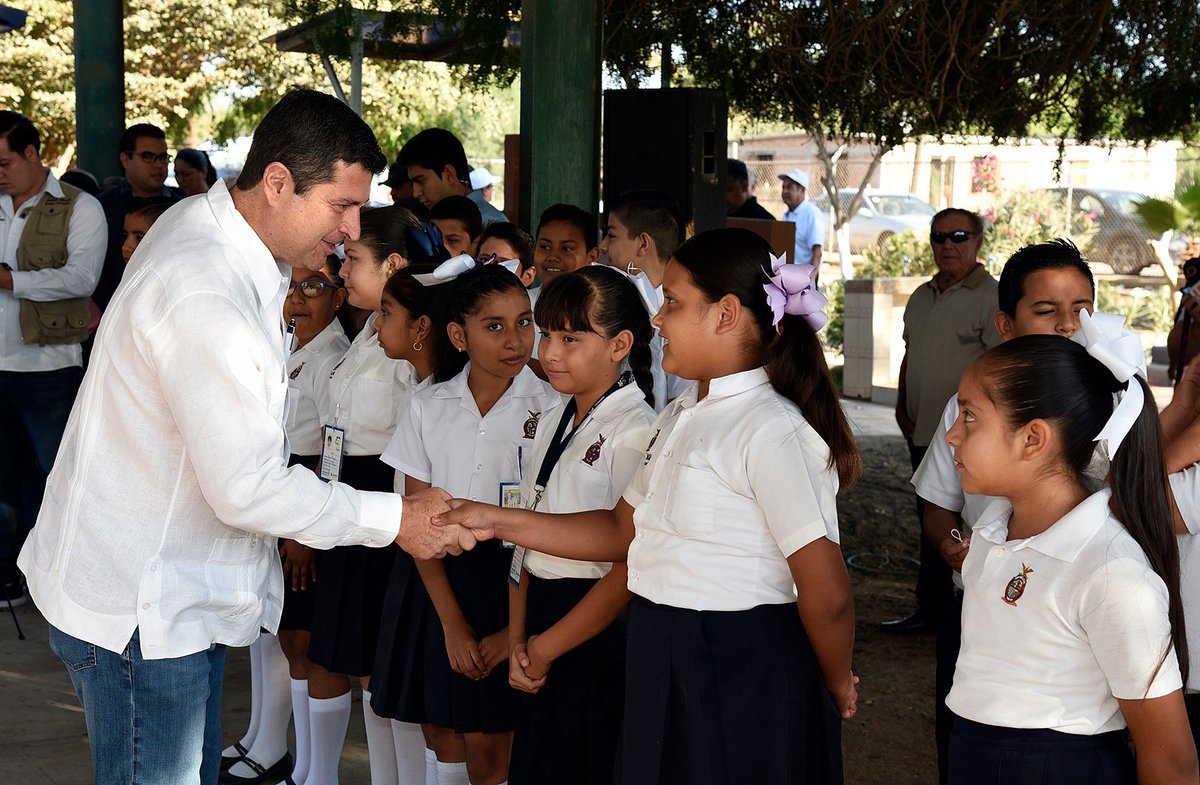 BillyChapmanMX's tweet photo. Me comprometí en regresar a la Primaria Plan de Guadalupe con computadoras personales para los estudiantes que obtengan promedios superiores a ocho. #TransformandoAhome https://t.co/TgiRYbOn4z