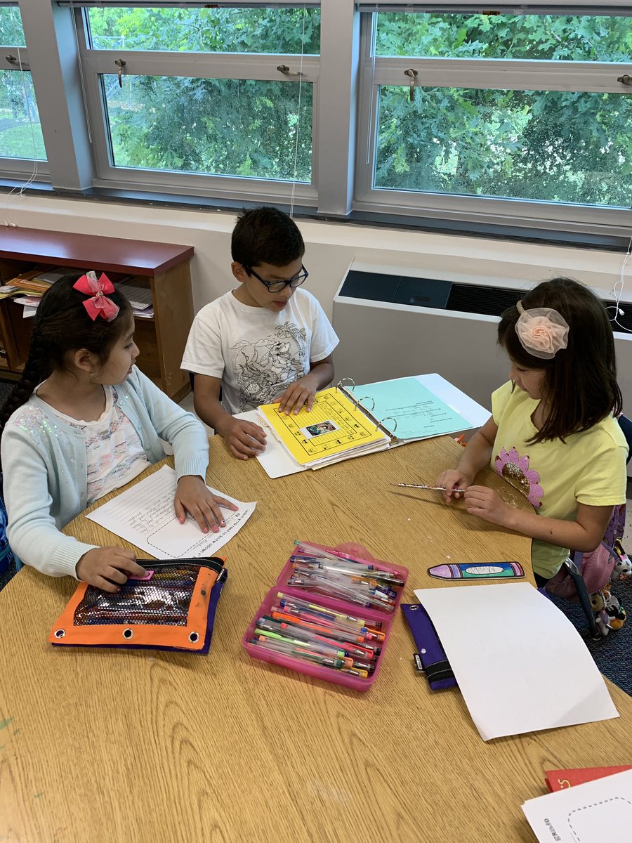 RandGR1's tweet photo. Fifth graders share their IB Portfolios 😃. @principal_aps @RandolphStars @RandolphIBStars #ranIBstars #APSisAwesome https://t.co/P14e4uUshX