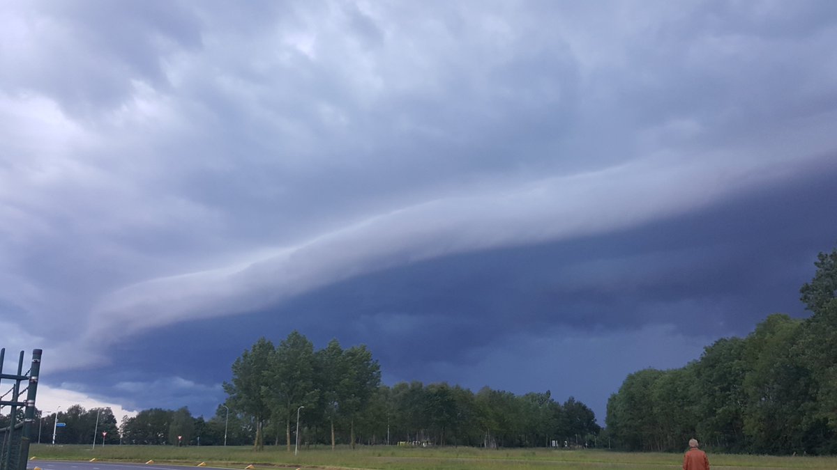 De warmte verdreven: De huidige warmte wordt woensdag door een aantal stevige regen- en onweersbuien verdreven. Vanaf donderdag is het nog maar een graad of 21. dlvr.it/R6qRpc