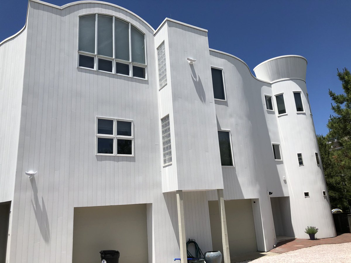 Jain_Building's tweet photo. Whoa! That’s Tall! This Renovation looks amazing! 
Product: NuCedar Super White 6” T&amp;G Roughsawn Shiplap
Installed by Scott Jillson Construction.

#itsnotcedaritsnucedar #verticalsiding #siding https://t.co/I0DvbOKilt