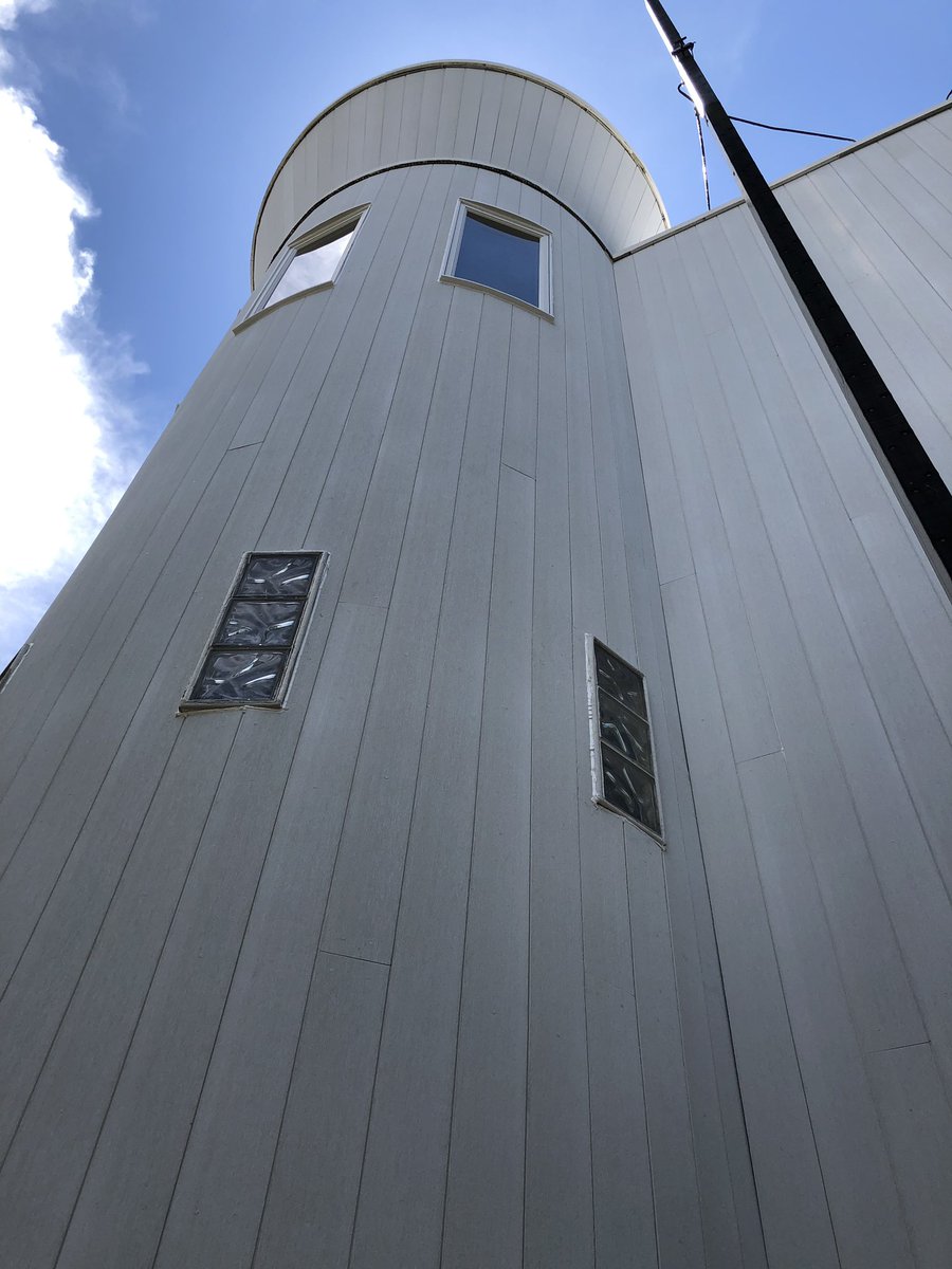 Jain_Building's tweet photo. Whoa! That’s Tall! This Renovation looks amazing! 
Product: NuCedar Super White 6” T&amp;G Roughsawn Shiplap
Installed by Scott Jillson Construction.

#itsnotcedaritsnucedar #verticalsiding #siding https://t.co/I0DvbOKilt