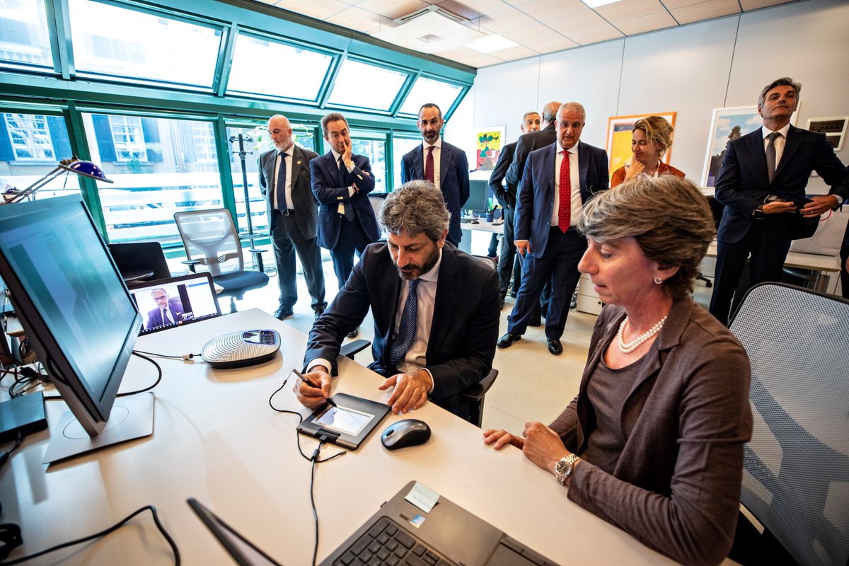 ilnotariato's tweet photo. ll Presidente di @Montecitorio @Roberto_Fico in visita presso la Notartel, società informatica del Notariato, ha “firmato” un atto notarile #digitale utilizzando il software di firma grafometrica #iStrumentum (Premio #FORUMPA2017) ▶️ https://t.co/4gGEfD6V5U