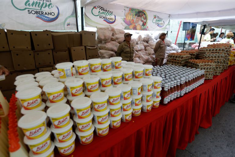 MercalOficial's tweet photo. Feria del Campo Soberano llegó con variedad de víveres al municipio Libertador...

Conoce más de esta noticia eneste link.. https://t.co/F5zaRu4yEm

#AtenciónSocialParaElPueblo https://t.co/6CrnfpPyBA