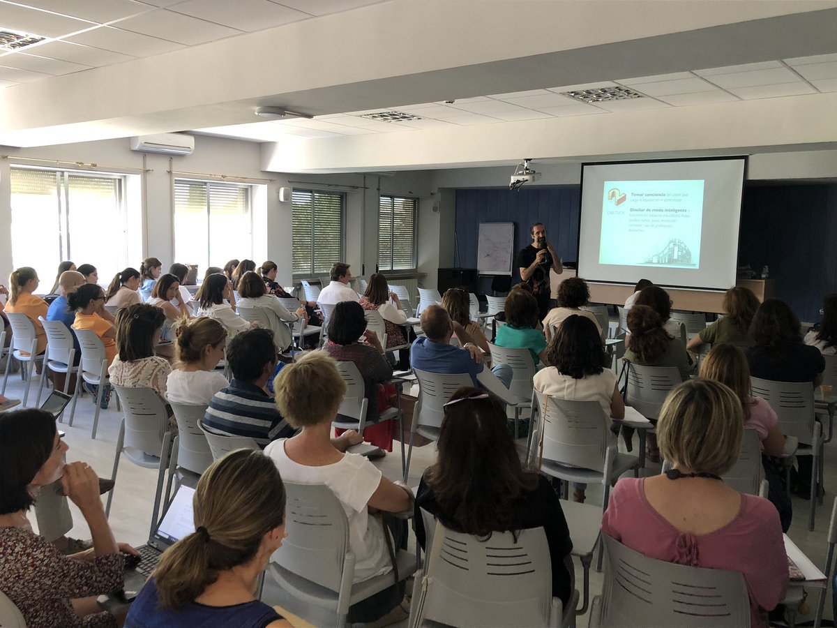 irlandesassoto's tweet photo. #EresParteCOMPARTE Hoy, nuestro claustro aprende y disfruta del gran @_Sirolopez_ que nos habla de Transformación de espacios educativos #irlandesaselsoto #43añoseducando #descubreirlandesas https://t.co/LKY73uvfpa