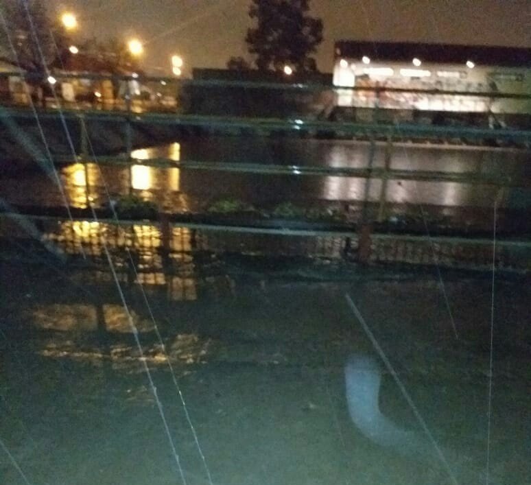 #Trelew #Lluvia 

#Ahora Víctor García de <a href="/DefensaCivil_Tw/">D.C Y Seguridad Tw</a> confirma que desde ayer a las 17hs cayeron unos 24mm de agua.

Hay pronóstico viento del oeste entre 40 y 60km/h.