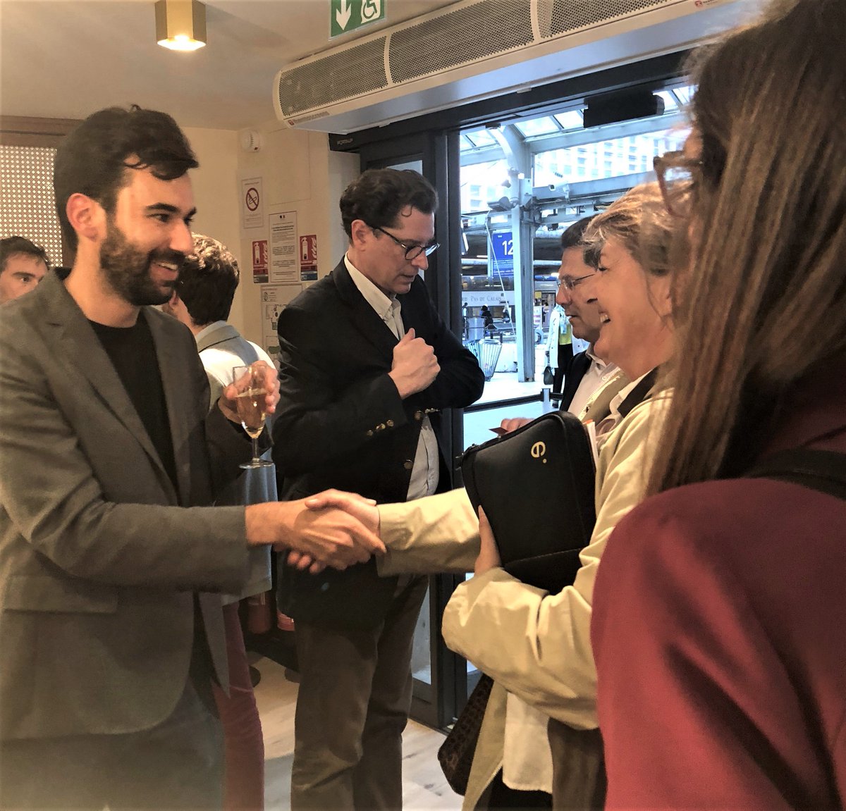 Encore merci à toutes et à tous pour cette mémorable soirée d'inauguration de Bonport Lille ! 🚆 <a href="/FredericMotte/">Frédéric Motte 🇫🇷 🇨🇦🇪🇺🇺🇦👨‍🏭🌳🍺</a> <a href="/MedefHdF/">MEDEF HDF</a> @Retail &amp; connexions, <a href="/agence/">Agence Virtuelle</a> gares Manche Nord <a href="/CCI_hdf/">CCI Hauts-de-France</a> <a href="/hautsdefrance/">Région Hauts-de-France</a> #SNCF 
Bonne semaine à toutes et à tous et à très bientôt dans votre salon favori 👍😉