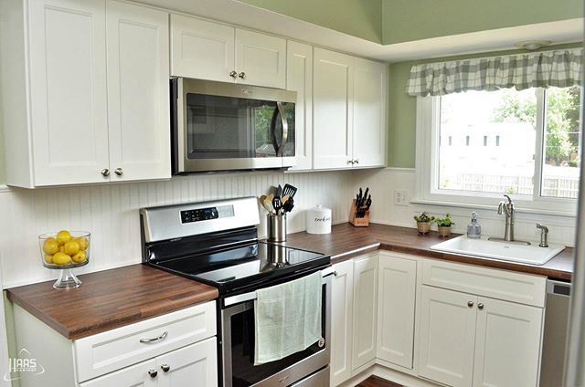 This beautiful Verona Maple Bistro kitchen comes from none other than Baileys Cabinets! It's got that airy feel I love to have in a kitchen in the summertime. #haascabinet #cabinetry #woodworking bit.ly/2Kp0rUc