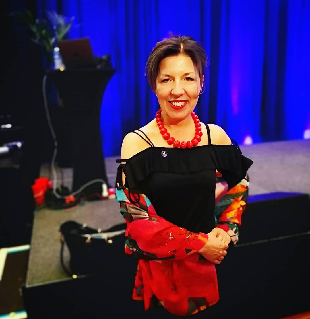 Fennec_London's tweet photo. "Scarves are fun, sexy and flattering,"- #style tip by #fabulous Izabella @NutritiousMind wearing a wonderful #scarf by @desigual at #SuccessSummit2019. 
#styleinspo #quote #inspiringwomen #womeninspirewomen #luxurystyle https://t.co/HQbp7rkgTh