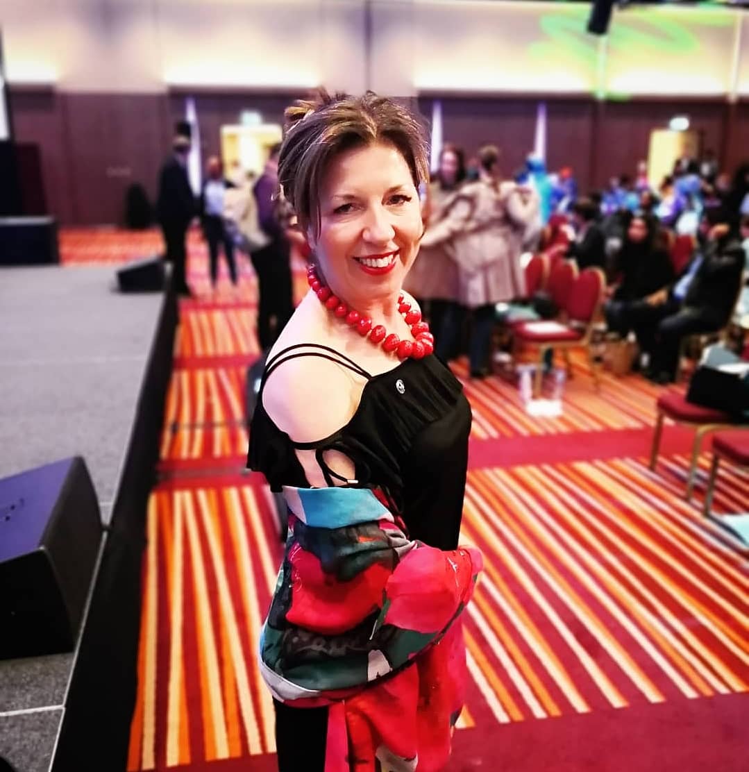 Fennec_London's tweet photo. "Scarves are fun, sexy and flattering,"- #style tip by #fabulous Izabella @NutritiousMind wearing a wonderful #scarf by @desigual at #SuccessSummit2019. 
#styleinspo #quote #inspiringwomen #womeninspirewomen #luxurystyle https://t.co/HQbp7rkgTh