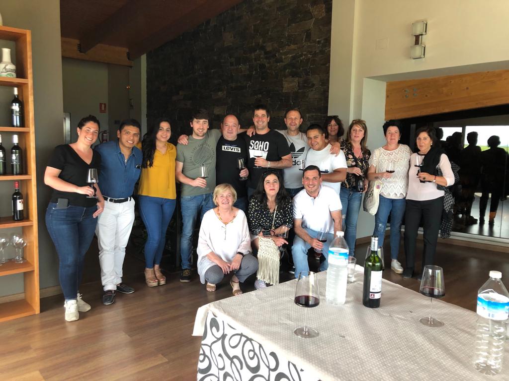 RiojaAlavesa's tweet photo. Ayer se acercaron a conocer y catar los vinos de #RiojaAlavesa algunos hosteleros que participaron en la I Edición del Ardo Eguna en #Zarautz 🍷 ¡Qué gran visita! 😊😊 https://t.co/nZc7sONIoM