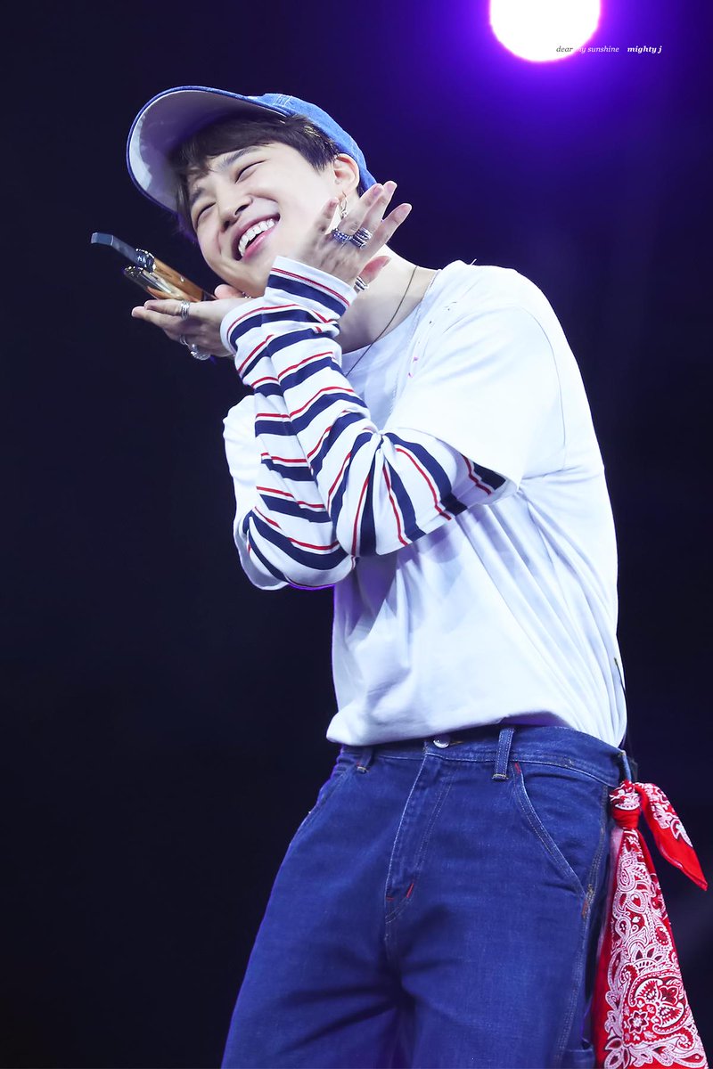 mighty_jimin's tweet photo. 190616 #지민 #JIMIN 지미니 꽃이 피었습니다🌸 https://t.co/F2yqzVjEvM