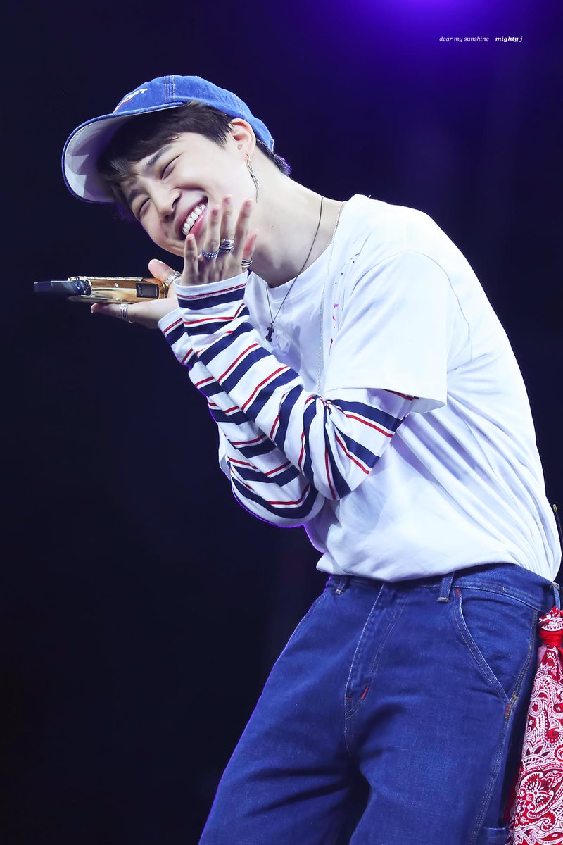 mighty_jimin's tweet photo. 190616 #지민 #JIMIN 지미니 꽃이 피었습니다🌸 https://t.co/F2yqzVjEvM