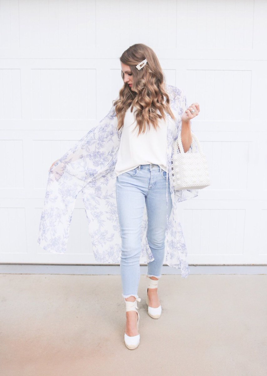 Beautifully Blue And White rosesandlillies.com/2019/05/23/bea…