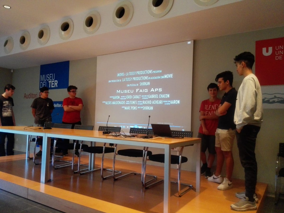 museudelter's tweet image. Des del mes de febrer, una tarda a la setmana, un grup del #ProjecteFaig #Aprenentatgeservei de @LaSalleManlleu ens ha ajudat a restaurar antiga maquinària de l'imprempta Gràfiques Manlleu. Avui han presentat el treball fet. Bona feina nois! I moltes gràcies!