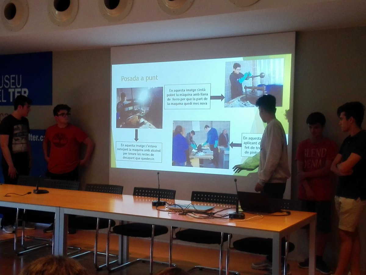 museudelter's tweet image. Des del mes de febrer, una tarda a la setmana, un grup del #ProjecteFaig #Aprenentatgeservei de @LaSalleManlleu ens ha ajudat a restaurar antiga maquinària de l'imprempta Gràfiques Manlleu. Avui han presentat el treball fet. Bona feina nois! I moltes gràcies!