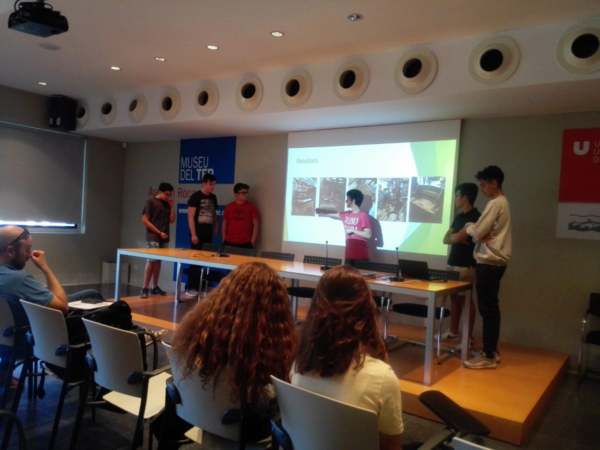 museudelter's tweet image. Des del mes de febrer, una tarda a la setmana, un grup del #ProjecteFaig #Aprenentatgeservei de @LaSalleManlleu ens ha ajudat a restaurar antiga maquinària de l'imprempta Gràfiques Manlleu. Avui han presentat el treball fet. Bona feina nois! I moltes gràcies!