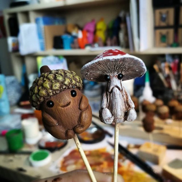 Rach_Makes's tweet photo. Acorn and Mushroom friends forever! I feel like these two cuties deserve a buddy sit-com!
.
.
.
#mandrake #herbology #mandragora #witchy #spell #witchcraft #potions #witchlife #spooky #creature #fantasticbeasts #plantlife
#arttoy #toyart #toycon #resinto… https://t.co/8KJAylyM9Z https://t.co/jNMTfvNerS