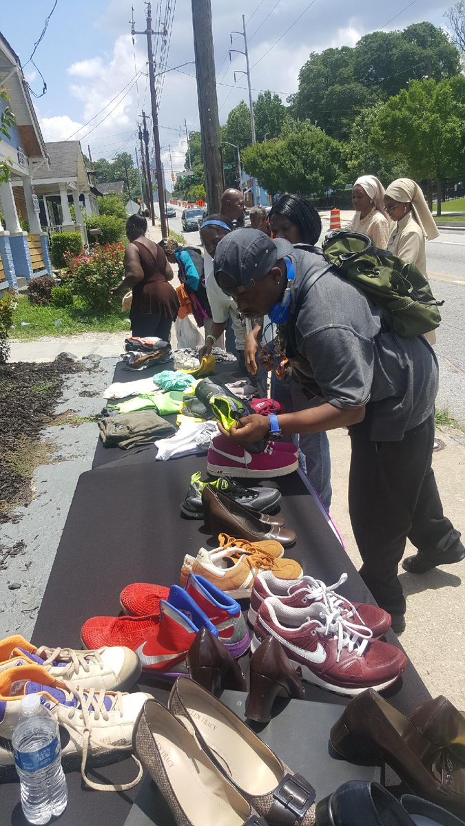 10000Fearless's tweet photo. The @10000Fearless Men &amp; Women Headquarters of The South in Atlanta was busy this past Saturday with community service! Providing free shoes and clothing! It's all about community!! #10000Fearless #ATL #Community https://t.co/2kgUHKuzDA