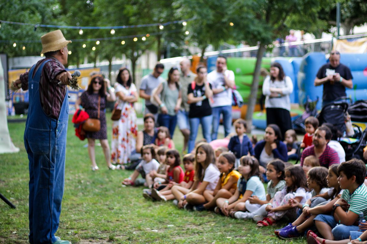 SilFest_OBarco's tweet photo. Nueva Actividad para los más pequeños. "Pequeños catadores. Jugando con los aromas* a cargo de @Membajadora 🍷 Consigue sus abonos para #MiniSilfest en https://t.co/m3dt6fOMuC https://t.co/tgLmzDpUf9