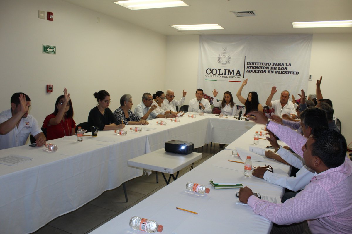 IAAPcolima's tweet photo. #PensiónEstatal
#CompromisoIAAP
#TuPensiónNuestroCompromiso

  VI Sesión Extraordinaria del Consejo Directivo y Técnico del IAAP.

La Directora, Blanca Estela Acevedo, en conjunto con el Consejo, aprobaron la Convocatoria del Programa “Tu Pensión, Nuestro Compromiso” 2019. https://t.co/zWFFTkbC98