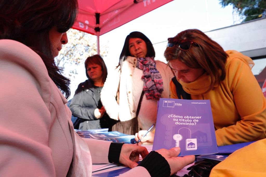 CHPropietario's tweet photo. La nueva política de regularización #ChilePropietario,implementada por la subsecretaría @alebravoh te permite regularizar tu propiedad y 
con ello la obtención del Título de Dominio a miles de familias.Infórmate en https://t.co/aiKYx9dj8A @sebastianpinera @FelipeWard @ceciperez1 https://t.co/VmJwAICqRg