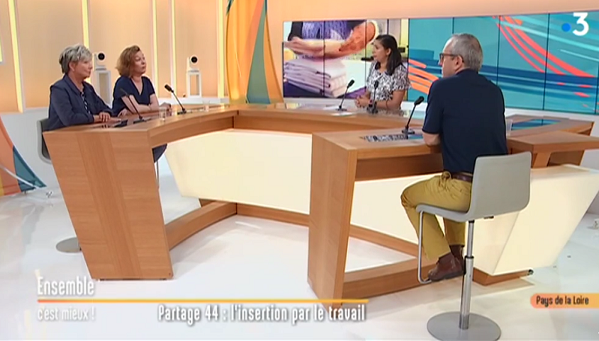 partage_44's tweet photo. Pour favoriser le mieux vivre ensemble, nous avons été invité à participer à l'émission "Ensemble c'est mieux" dans la rubrique #emploi afin de présenter notre association 📺. Merci @AhlamNOUS @johannpailloux @F3PaysdelaLoire #Nantes Ça débute à 15min21 https://t.co/VhQUKNAiSz https://t.co/hDlYIt4gIW