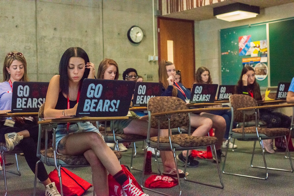 Off2BSU's tweet photo. Building your first class schedule for college can be stressful, but with some help from our faculty and staff, new students can count on making their transition to BSU a little bit easier. #bsulife #bsubears #bsuorientation #gobears https://t.co/JaTyWpScAk
